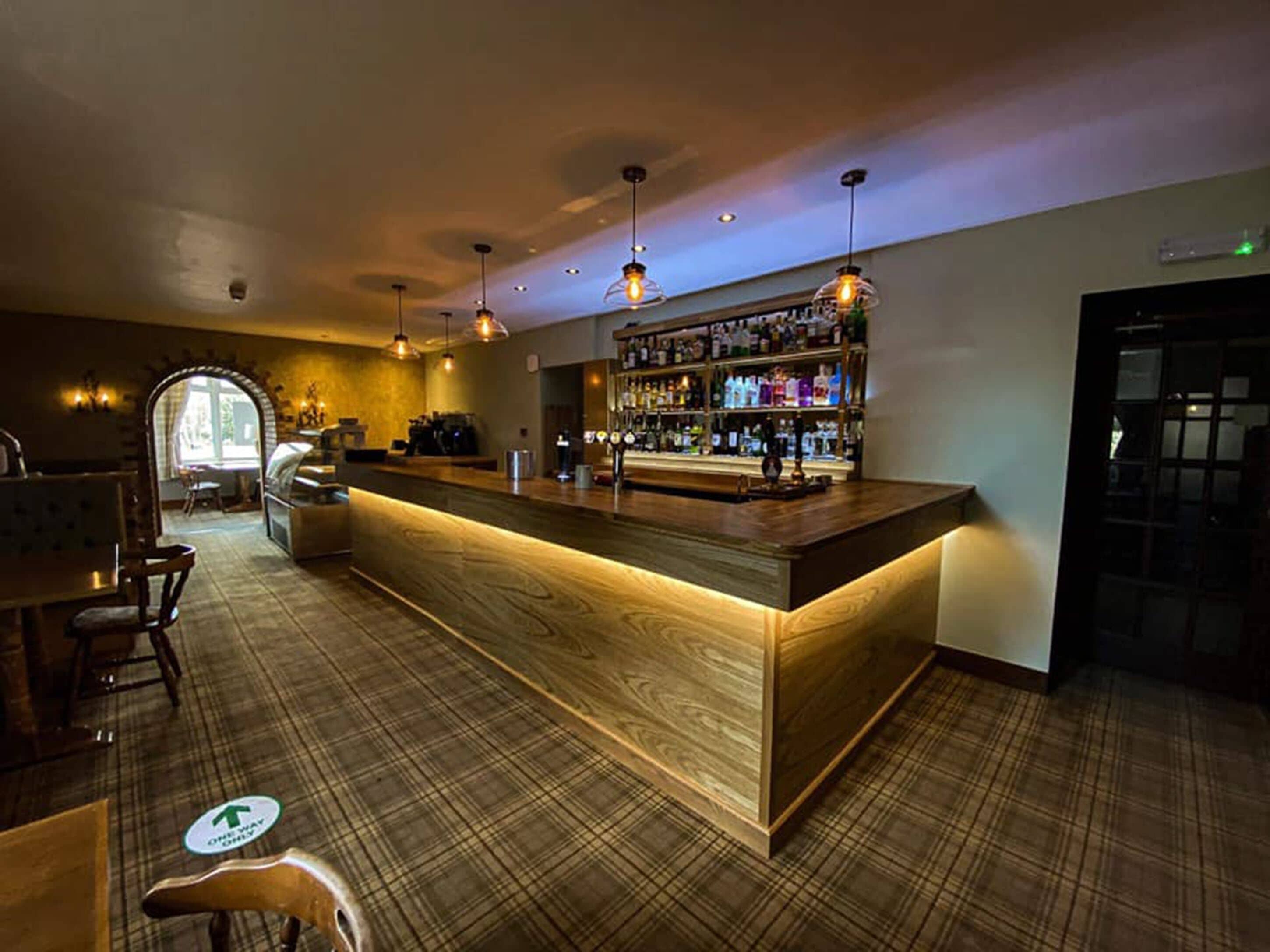 2 bares o lounges 