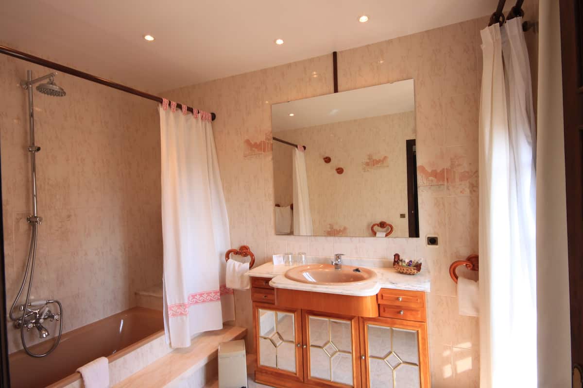 junior suite, balcony | bathroom | combined shower/bathtub, free toiletries, hair dryer, bidet