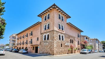 Vista frontal de la propiedad