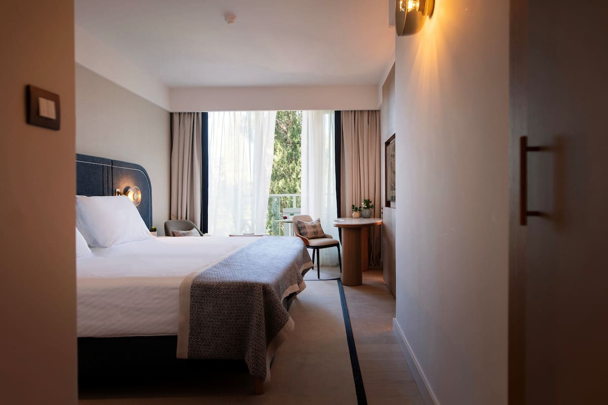 Classic Plus Room with balcony | 1 soveværelse, minibar, pengeskab på værelset, skrivebord