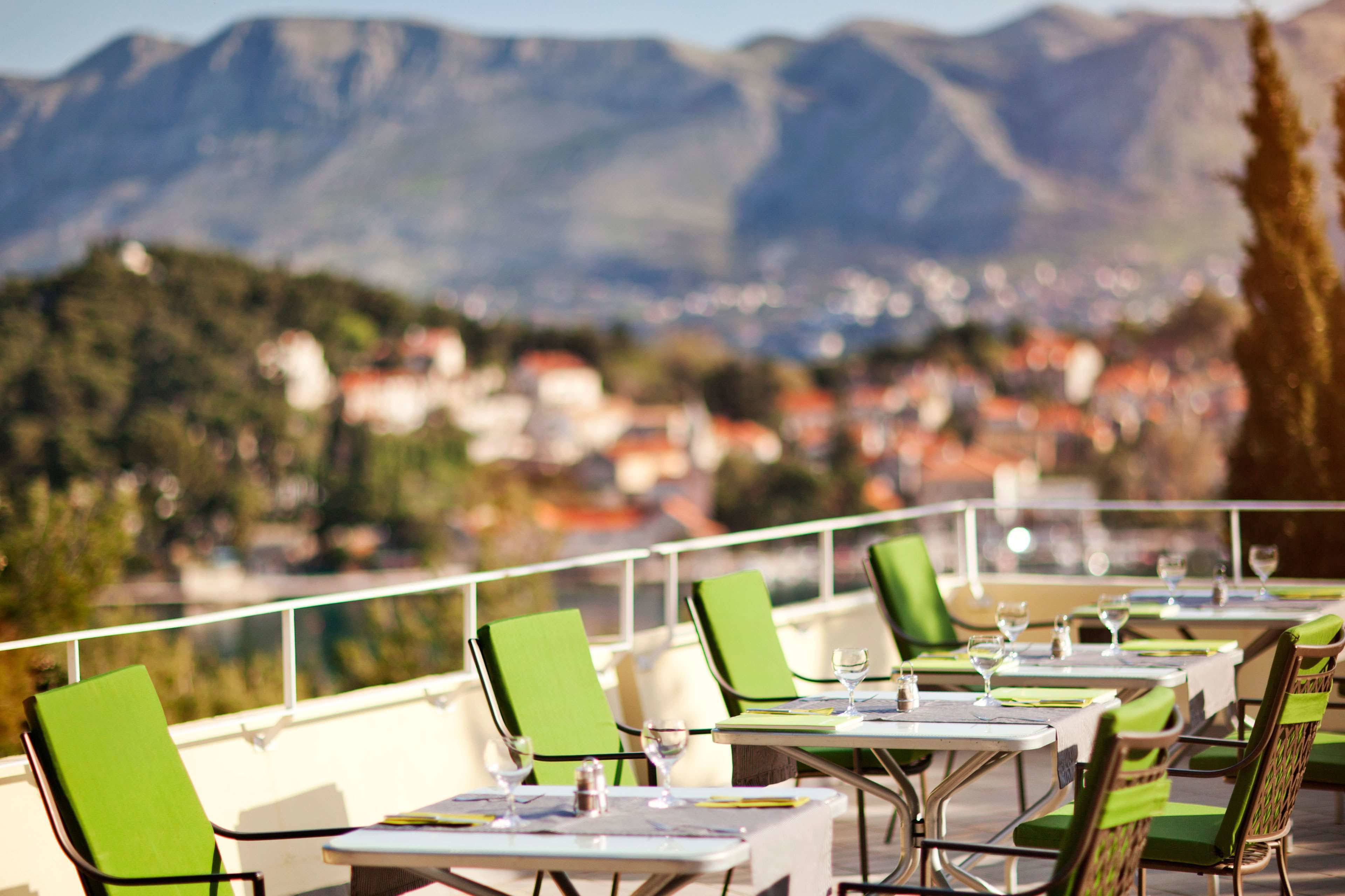 4 restaurants; breakfast, lunch, and dinner served