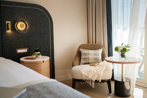 Superior Plus Room with sea view and balcony | Minibar, két bảo mật tại phòng, bàn, màn/rèm cản sáng