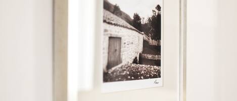 Una pared con varias fotografías enmarcadas.