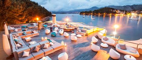 2 bars/lounges, 2 beach bars, poolside bar