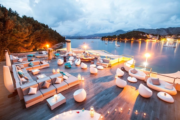 2 bars/lounges, 2 beach bars, poolside bar