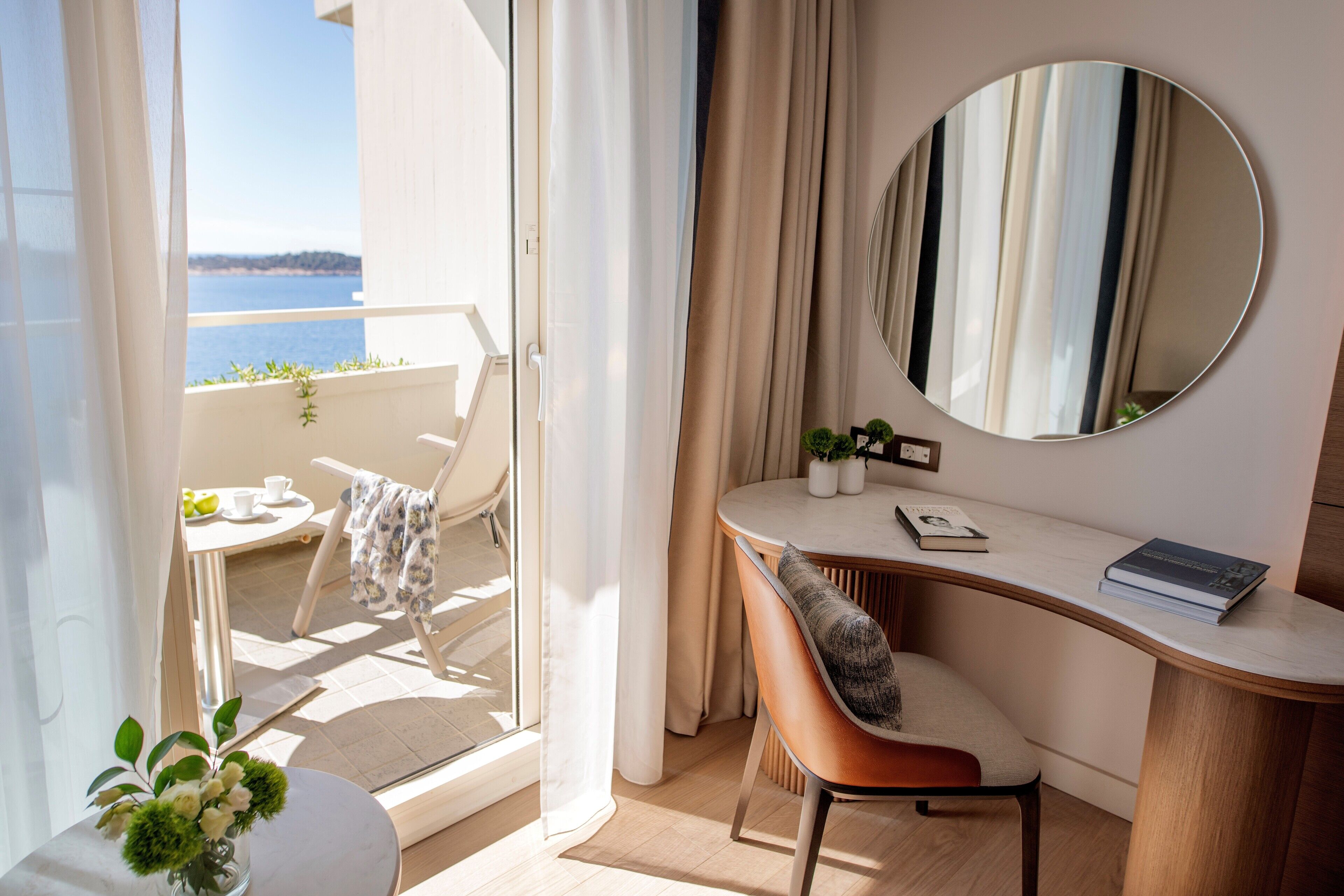 superior plus room with sea view and balcony | 1 bedroom, minibar, in-room safe, desk