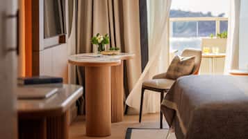 Deluxe Plus Room with sea view and balcony | Minibar, in-room safe, desk, blackout drapes