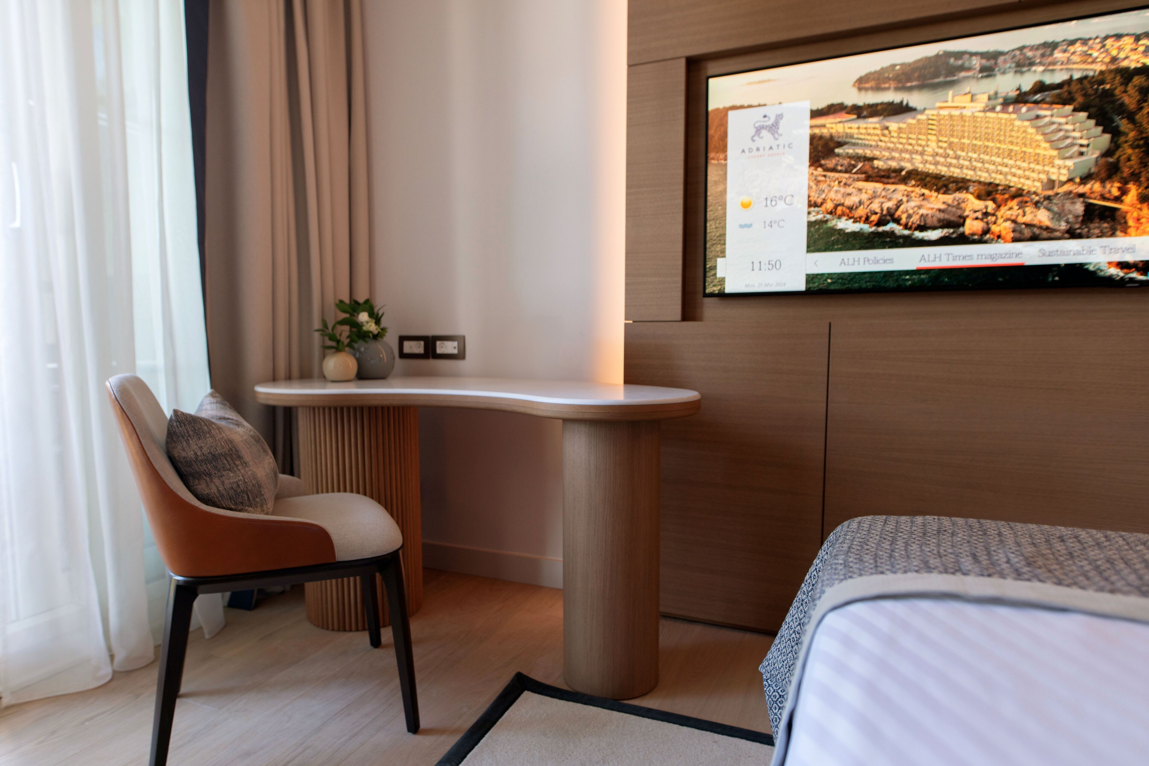 Basic Room | Minibar, in-room safe, desk, blackout curtains