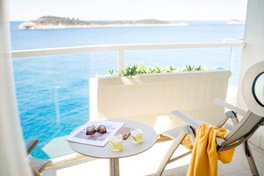 Deluxe Plus Room with sea view and balcony | Minibar, két bảo mật tại phòng, bàn, màn/rèm cản sáng