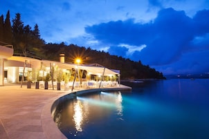 4 restaurants, breakfast served