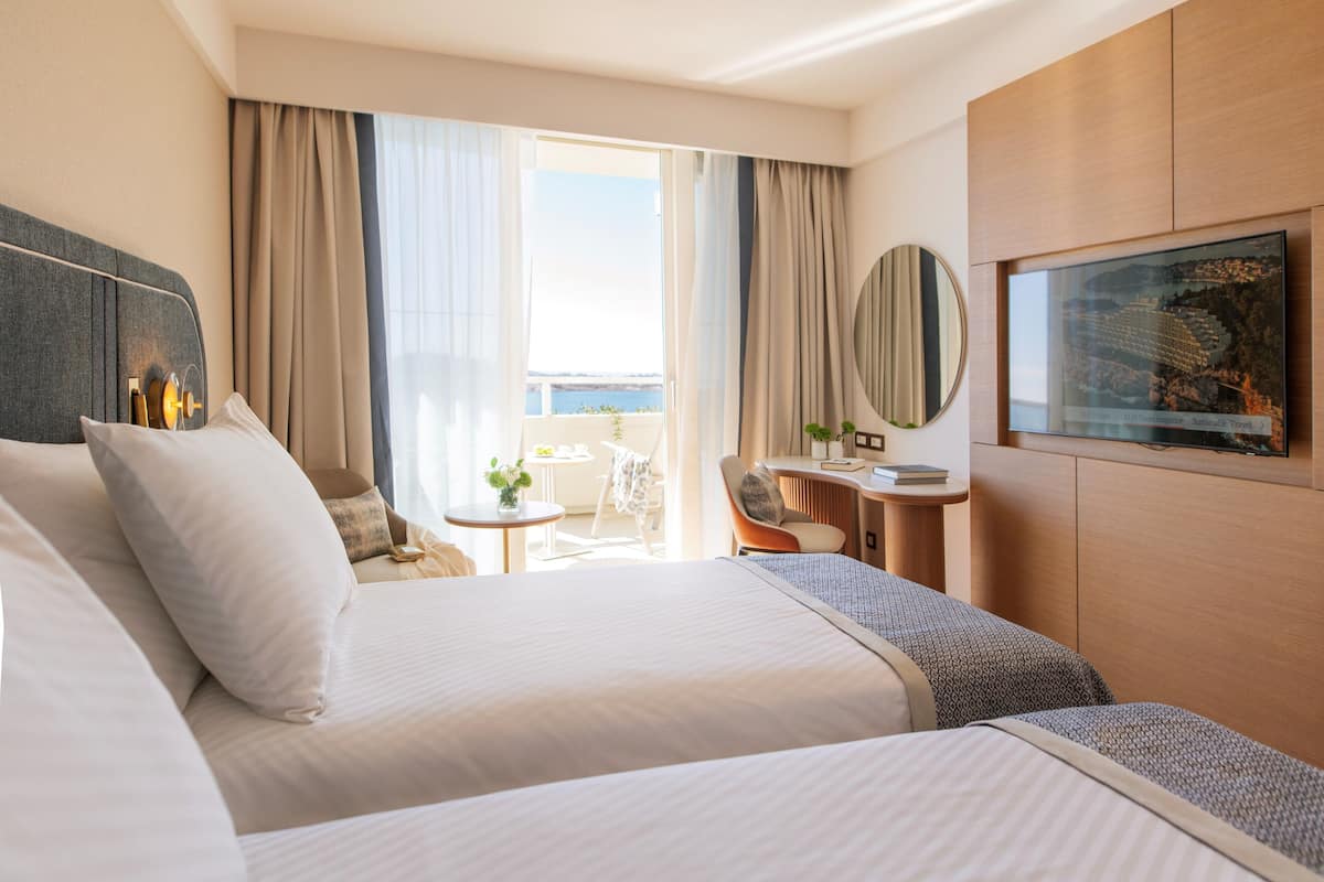 Superior Plus Room with sea view and balcony | 1 soveværelse, minibar, pengeskab på værelset, skrivebord