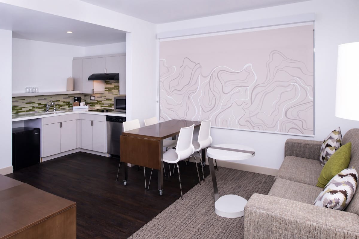 Executive Suite, 1 King Bed, Non Smoking, Corner | Living room