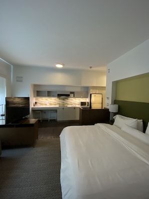 Premium bedding, pillowtop beds, in-room safe, desk - Element Lexington (Lexington)