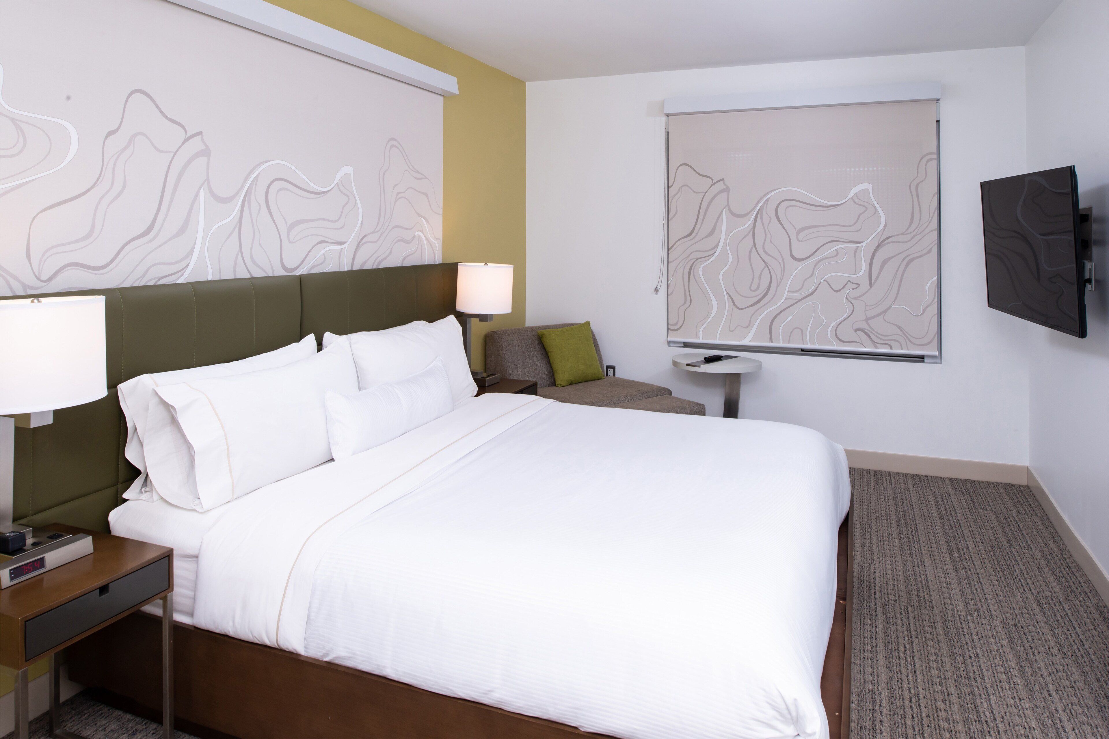 executive suite, 1 king bed, non smoking, corner | premium bedding, pillow-top beds, in-room safe, desk