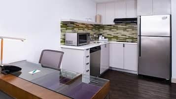 Tủ lạnh, lò vi sóng, bếp nấu, dụng cụ pha cà phê/trà