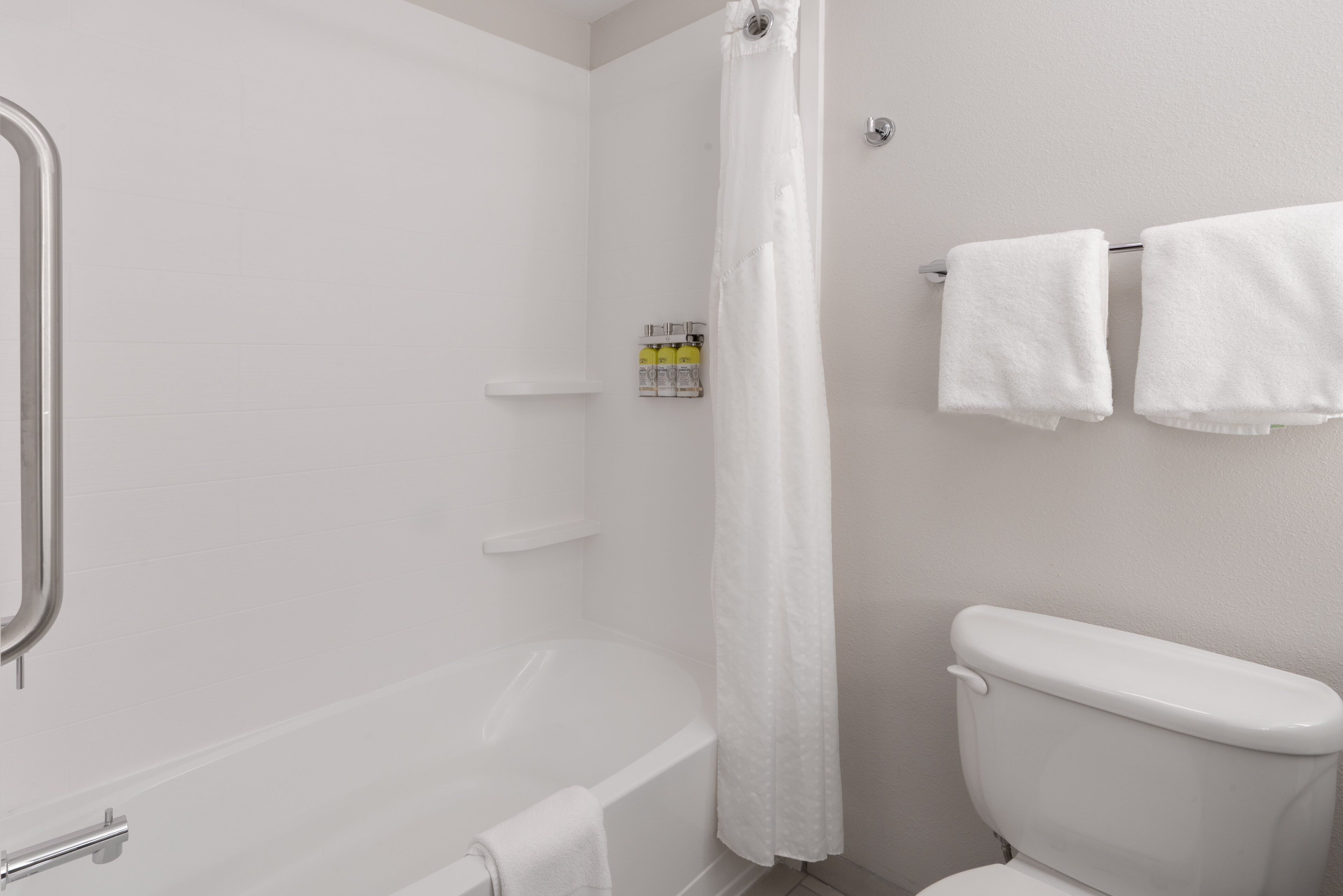 combined shower/bathtub, hair dryer, towels