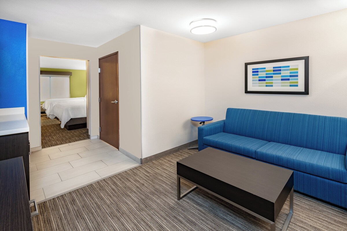 Suite, 2 Queen Beds, Mountain View | Room amenity