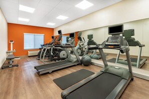 A gym with treadmills, ellipticals, and exercise balls. - Holiday Inn Express & Suites Trinidad by IHG (Trinidad)