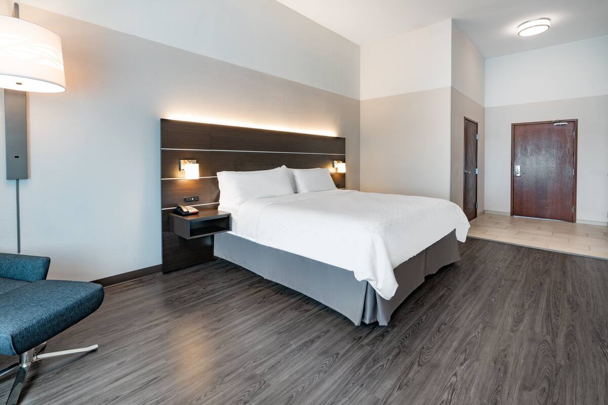 1 bedroom, desk, iron/ironing board, free cots/infant beds