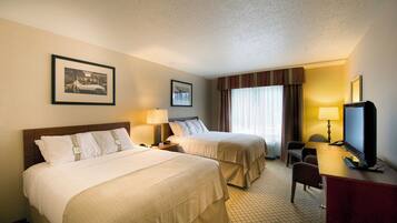 Tallelokero huoneessa, työpöytä, pimennysverhot, silitysrauta/-lauta