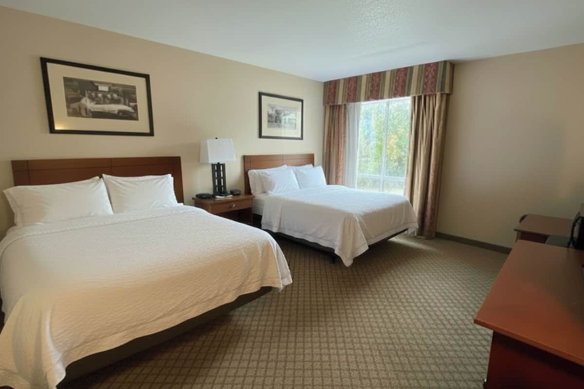 Tallelokero huoneessa, työpöytä, pimennysverhot, silitysrauta/-lauta