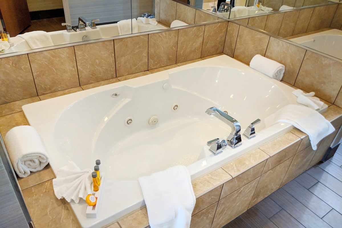 Sviitti, 1 suuri parisänky, poreamme | Tallelokero huoneessa, työpöytä, pimennysverhot, silitysrauta/-lauta