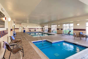 Una piscina cubierta (de 06:00 a 23:00), tumbonas