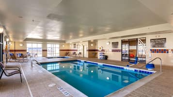 Piscina coperta, con ingresso dalle 06:00 alle 23:00, lettini