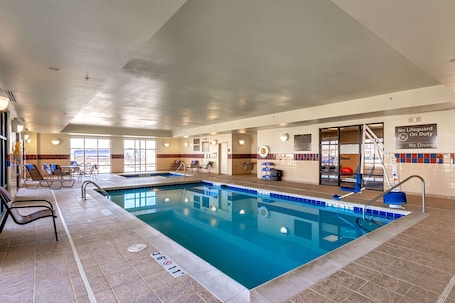 Una piscina techada, sillones reclinables de piscina. Hampton Inn Rawlins