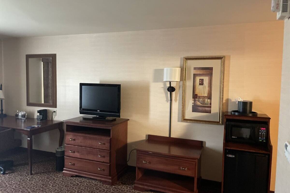 room, 1 king bed, non smoking | 1 bedroom, premium bedding, blackout curtains, iron/ironing board