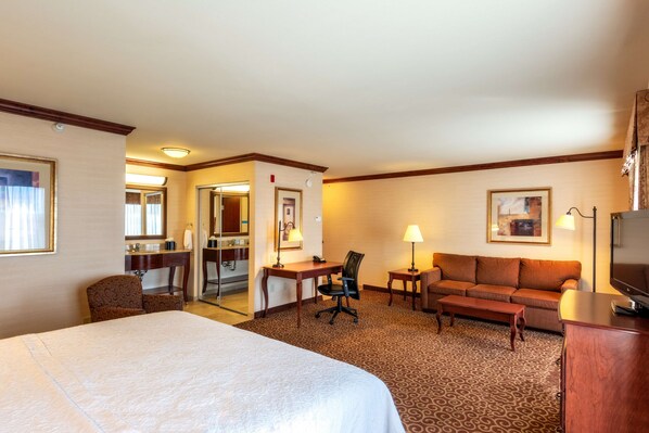 King Studio w/sofabed | Premium bedding, blackout drapes, iron/ironing board - Hampton Inn Rawlins (Rawlins)