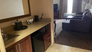 Combined shower/tub, free toiletries, hair dryer, towels