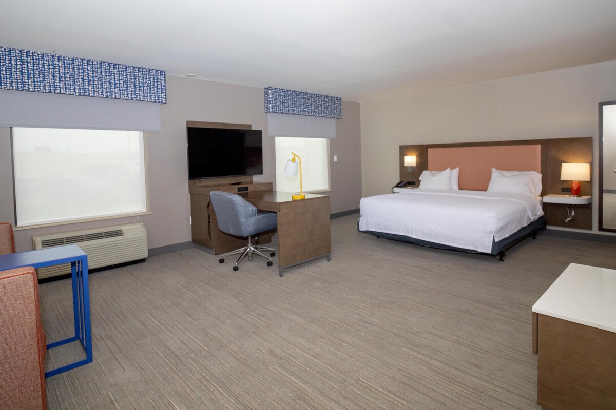 King Studio w/sofabed | Premium bedding, blackout drapes, iron/ironing board, cribs (free)