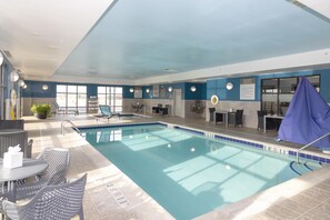 Indoor pool, open 6 AM to 11 PM, pool loungers - Hampton Inn Rawlins (Rawlins)