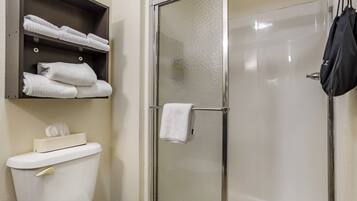 Articles de toilette gratuits, sĂšche-cheveux, serviettes fournies