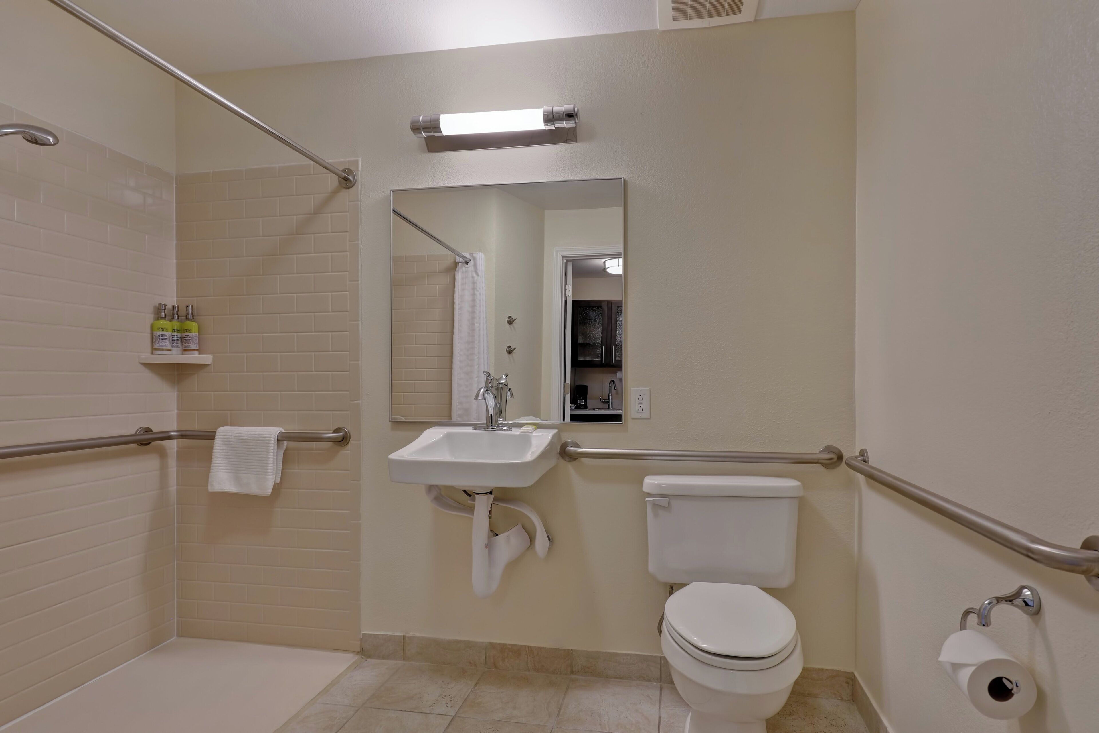 Studio suite, 2 tweepersoonsbedden, toegankelijk voor mindervaliden (Roll-In Shower) | Badkamer | Een bad/douchecombinatie, een regendouche, gratis toiletartikelen