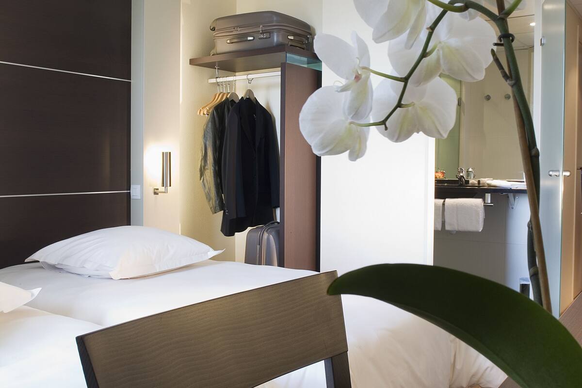 In-room safe, desk, soundproofing, iron/ironing board