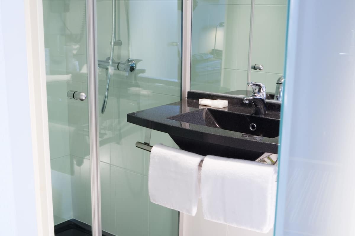 shower, free toiletries, hair dryer, towels