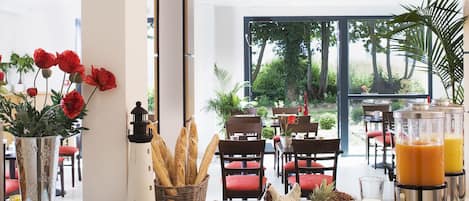 بوفيه فطور يوميًا بتكلفة قدرها (16 EUR للشخص)