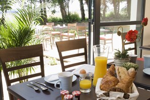 Daily buffet breakfast for a fee