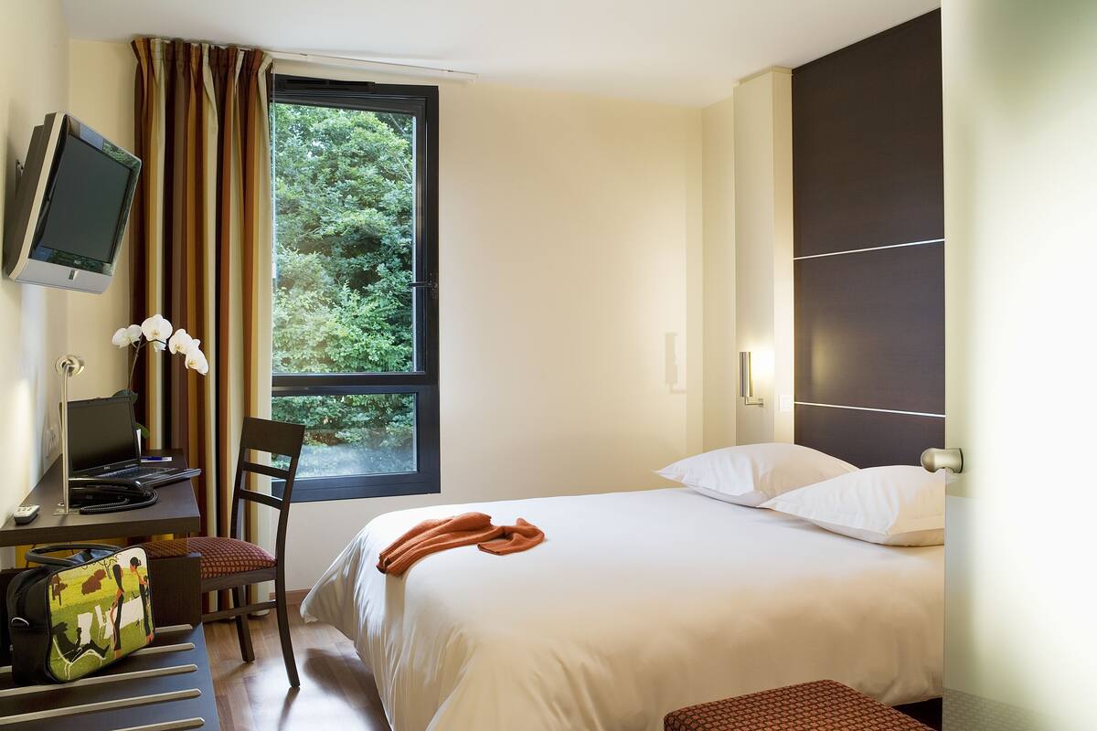 In-room safe, desk, soundproofing, iron/ironing board
