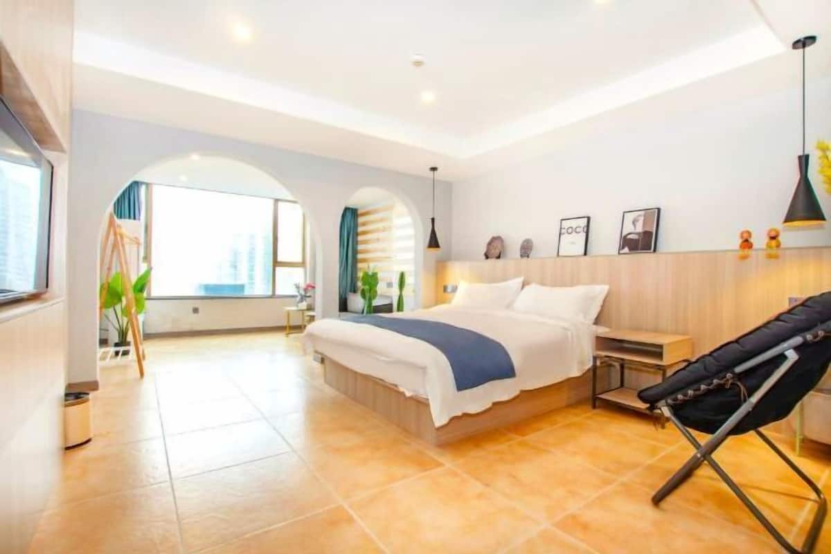 Minibar, in-room safe, alarm clocks