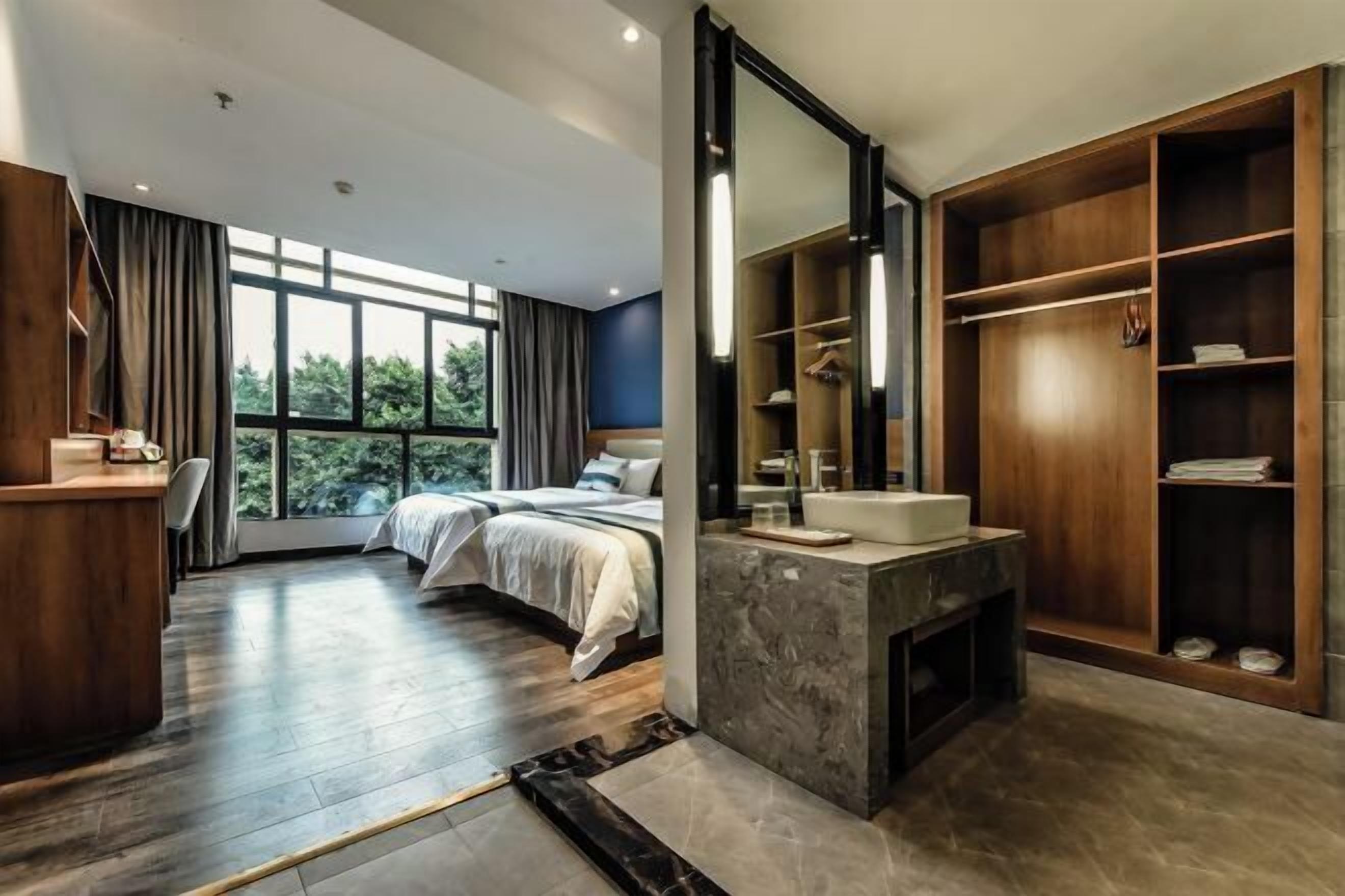 Minibar, in-room safe, alarm clocks