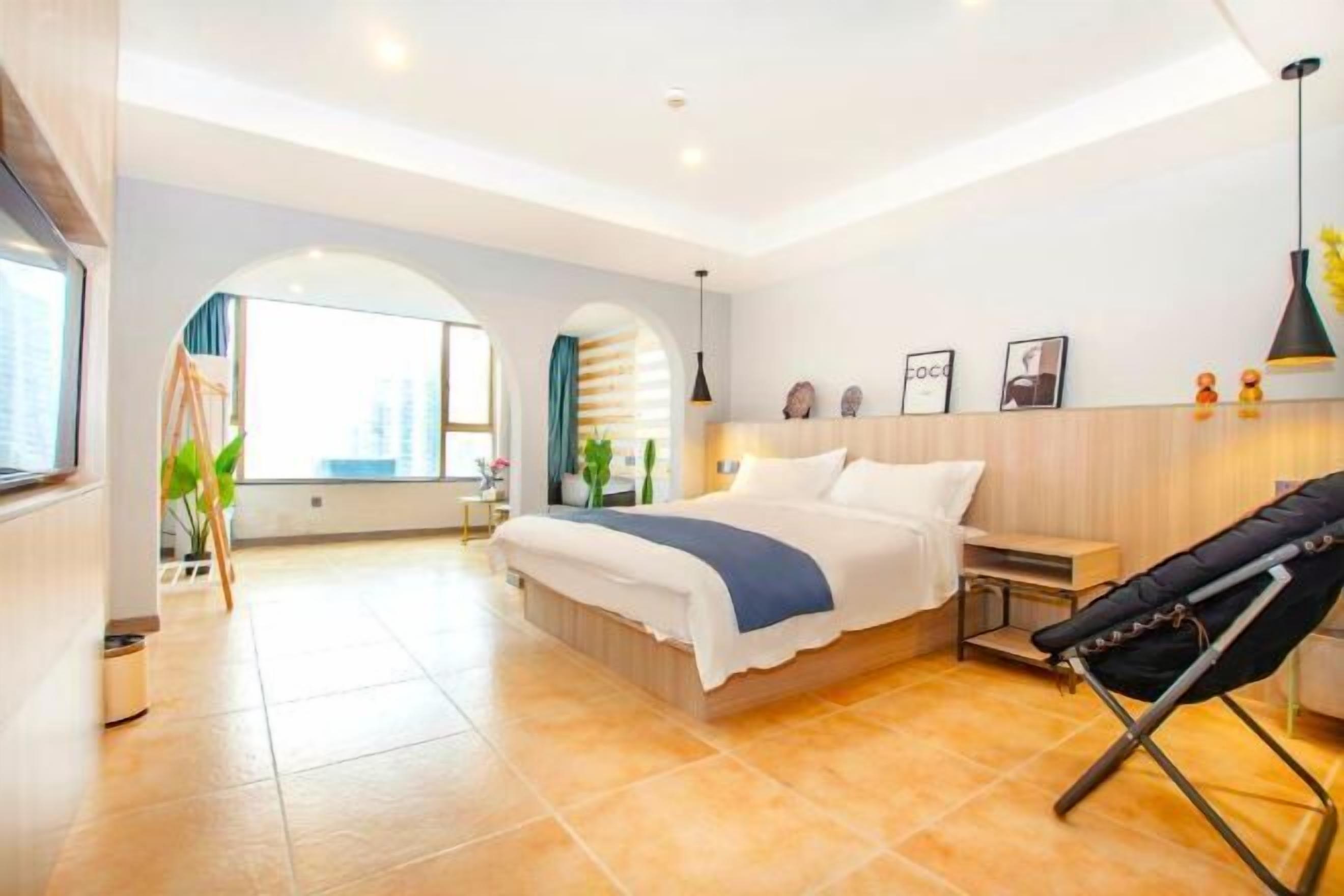 Minibar, in-room safe, alarm clocks