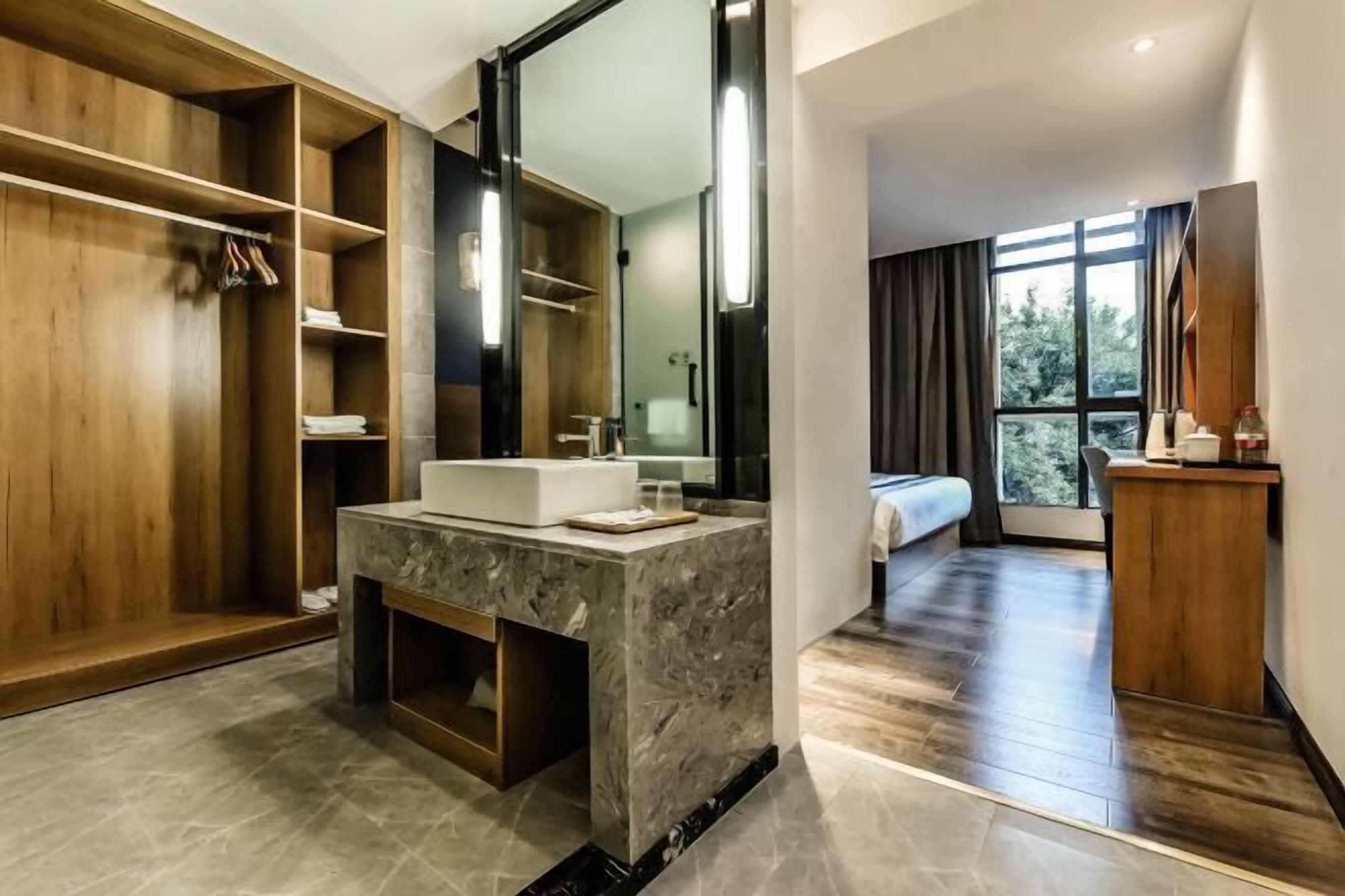 Minibar, safe på rommet og vekkerklokke