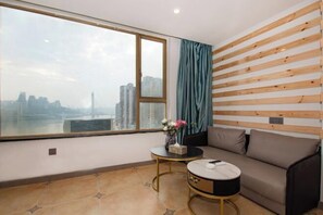 Minibar, caja de seguridad en la habitación y despertador 