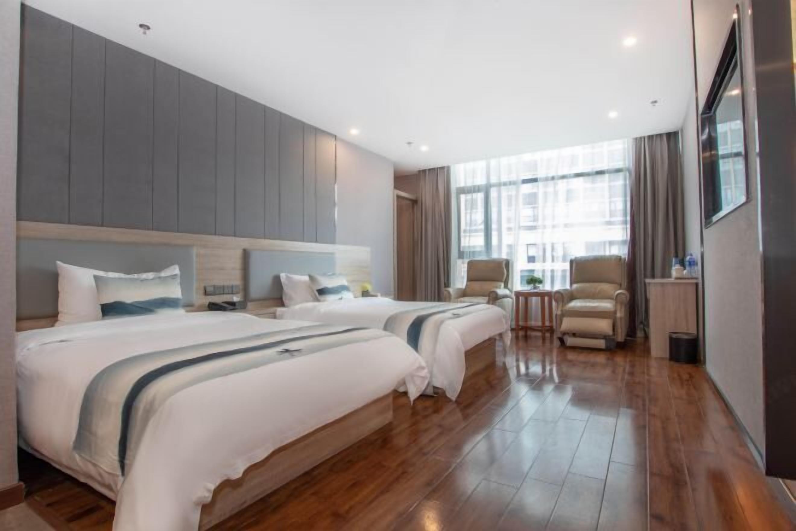 Minibar, in-room safe, alarm clocks