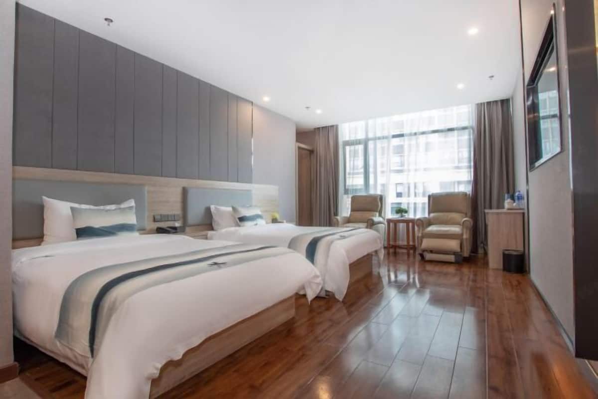 Minibar, in-room safe, alarm clocks