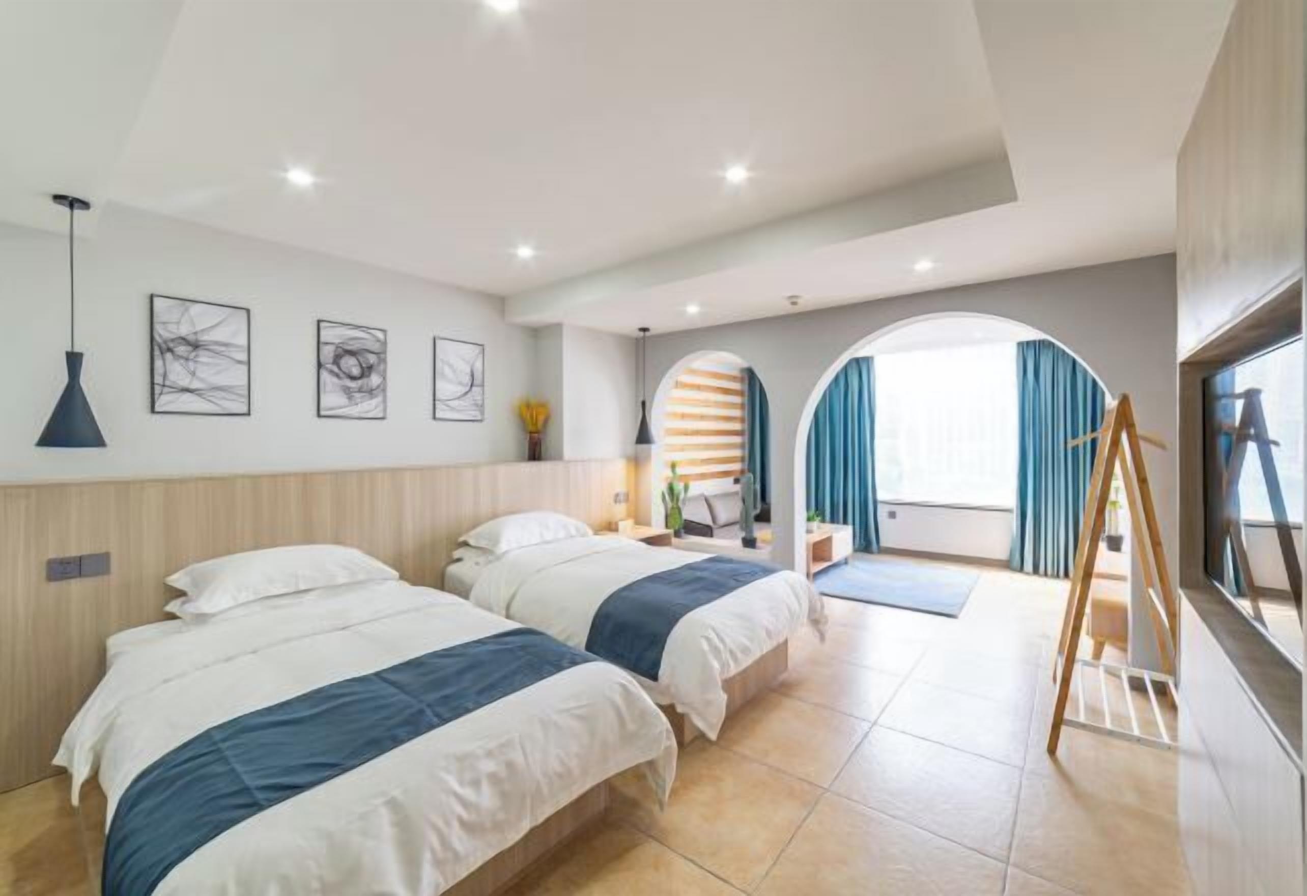 Minibar, in-room safe, alarm clocks