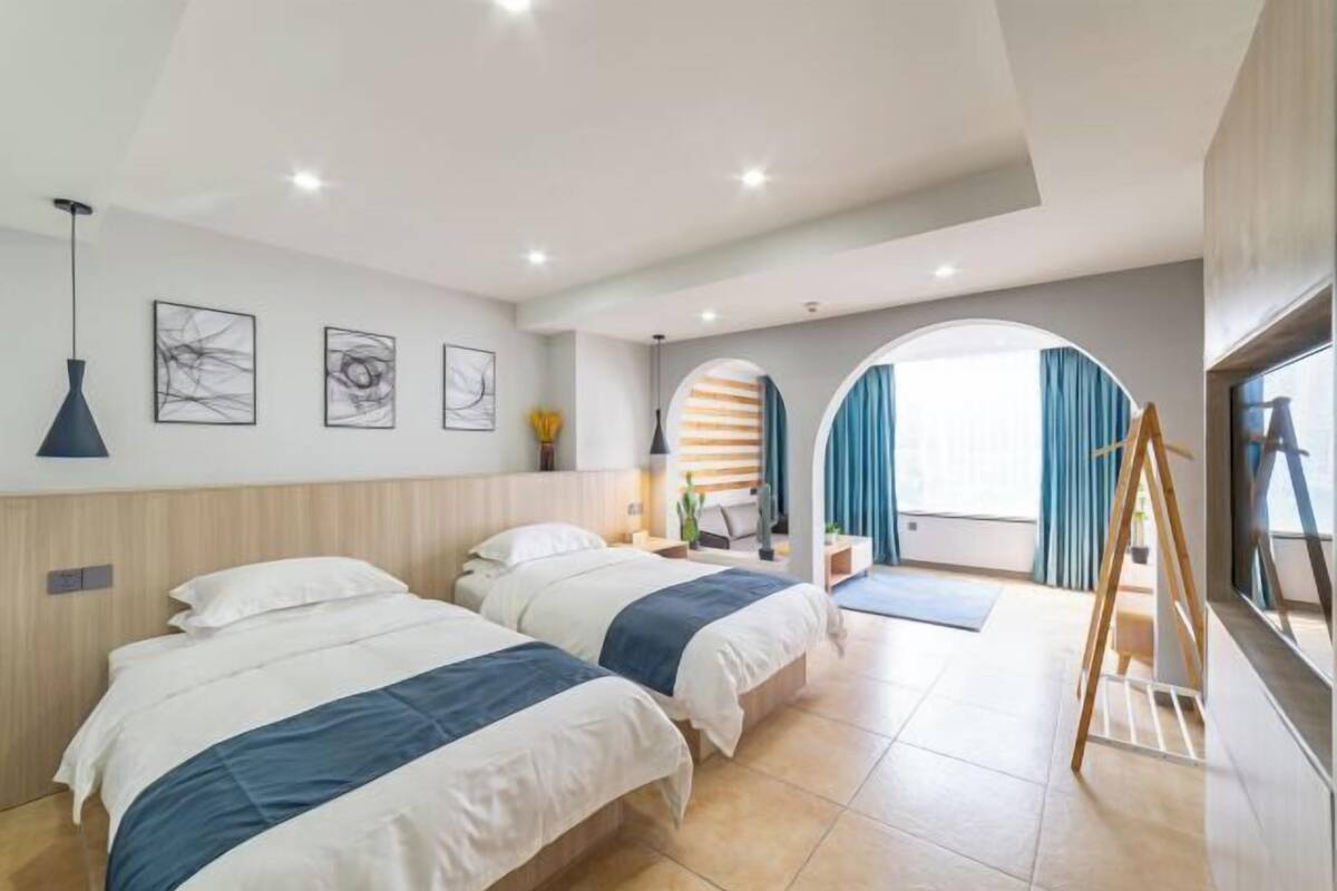 Minibar, in-room safe, alarm clocks